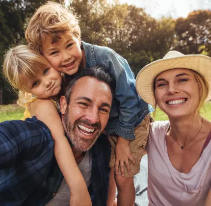 Ilustração de uma família feliz se abraçando